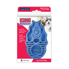 KONG ZoomGroom en usage sous la douche répartissant shampooing et massant