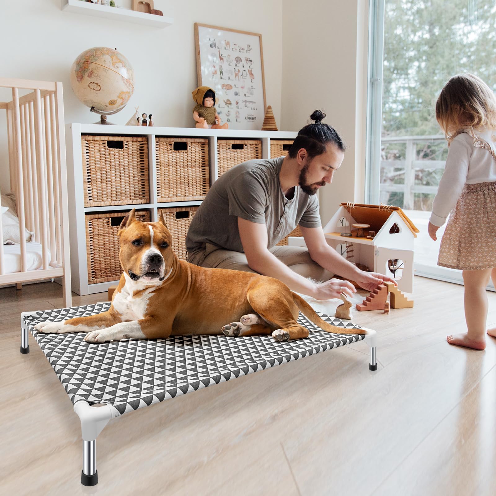 Kuntrust lit à côté d’un chien pour visualiser l'échelle