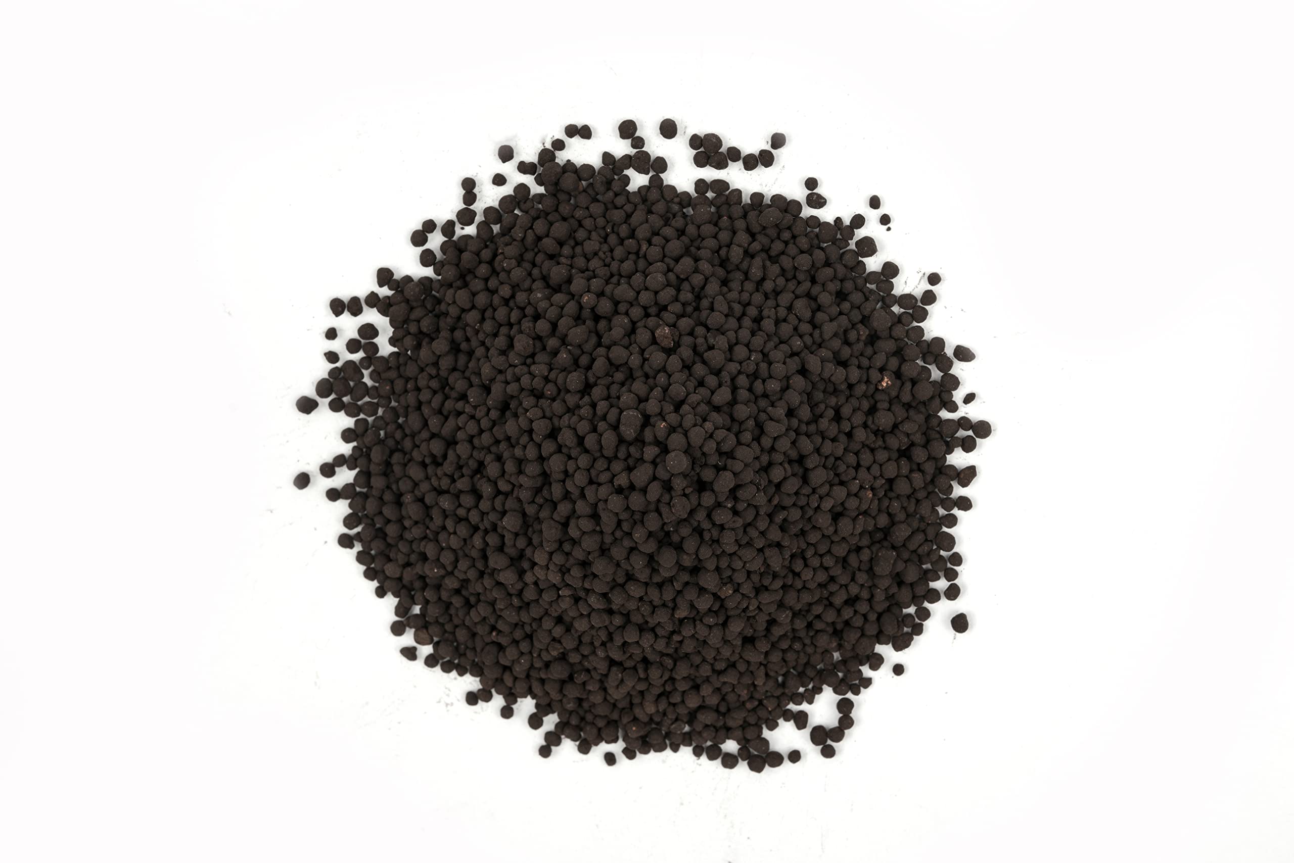 LANDEN gros plan sur la texture poreuse des granulés apportant aérodynamisme et rétention nutritive