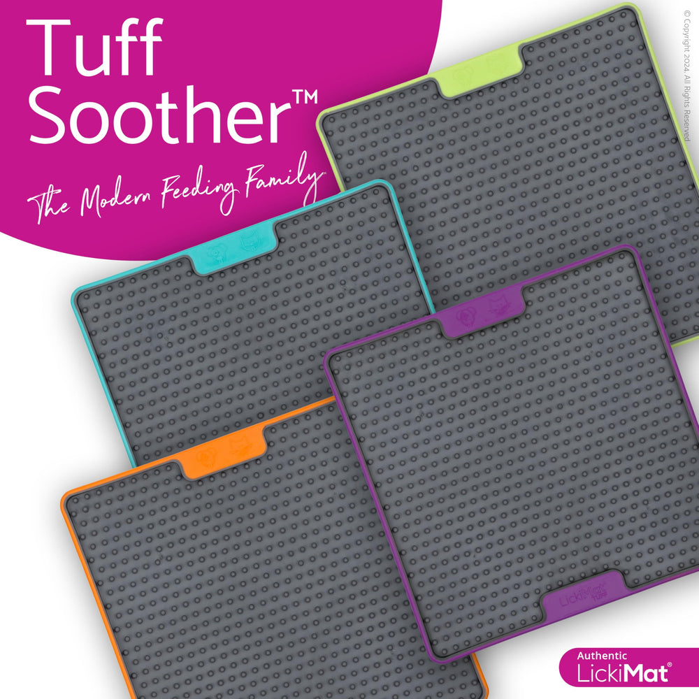 LICKIMAT tapis utilisé dans un salon pour calmer et divertir l'animal