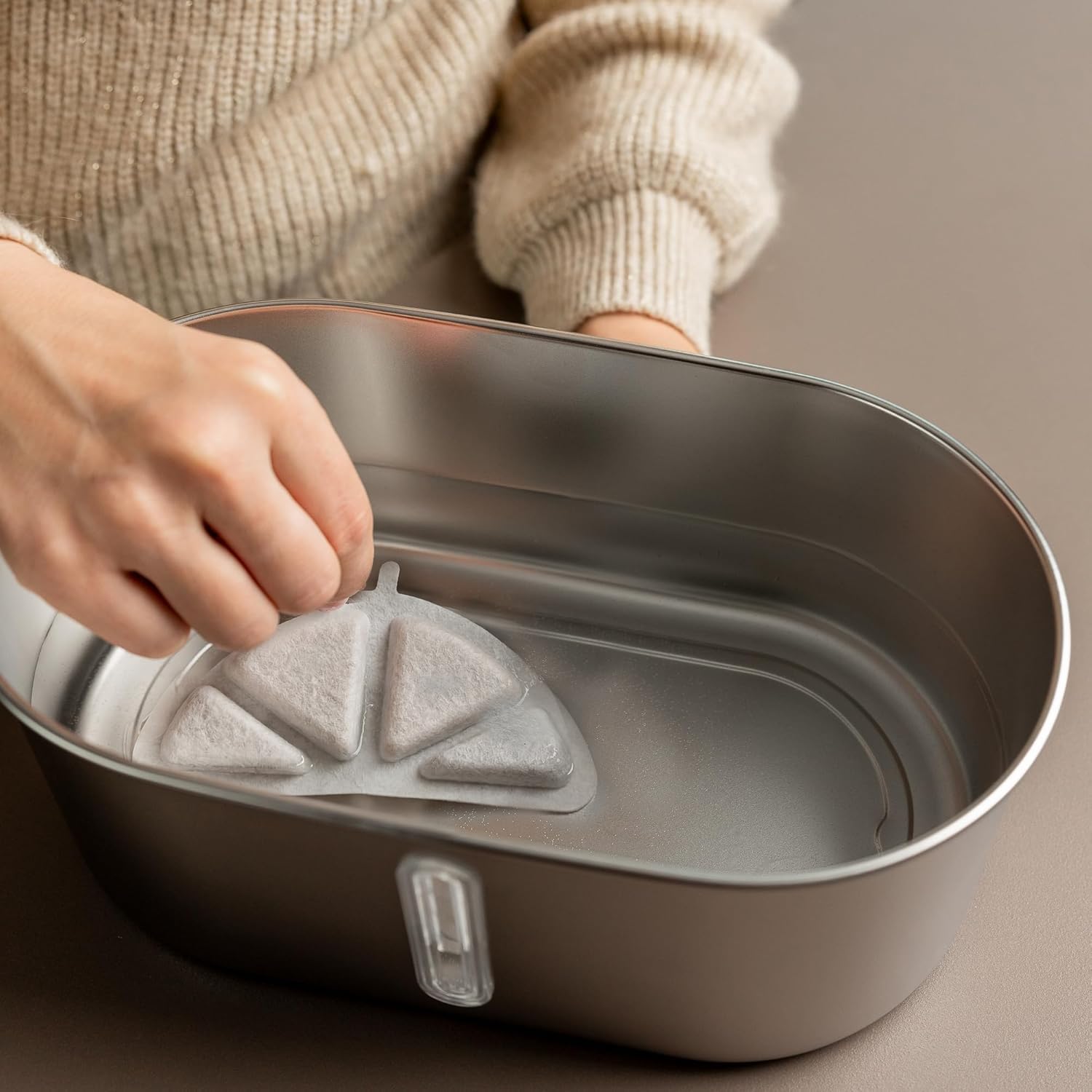 LIPPUP fontaine dans cuisine avec chat buvant, favorise bonne hydratation