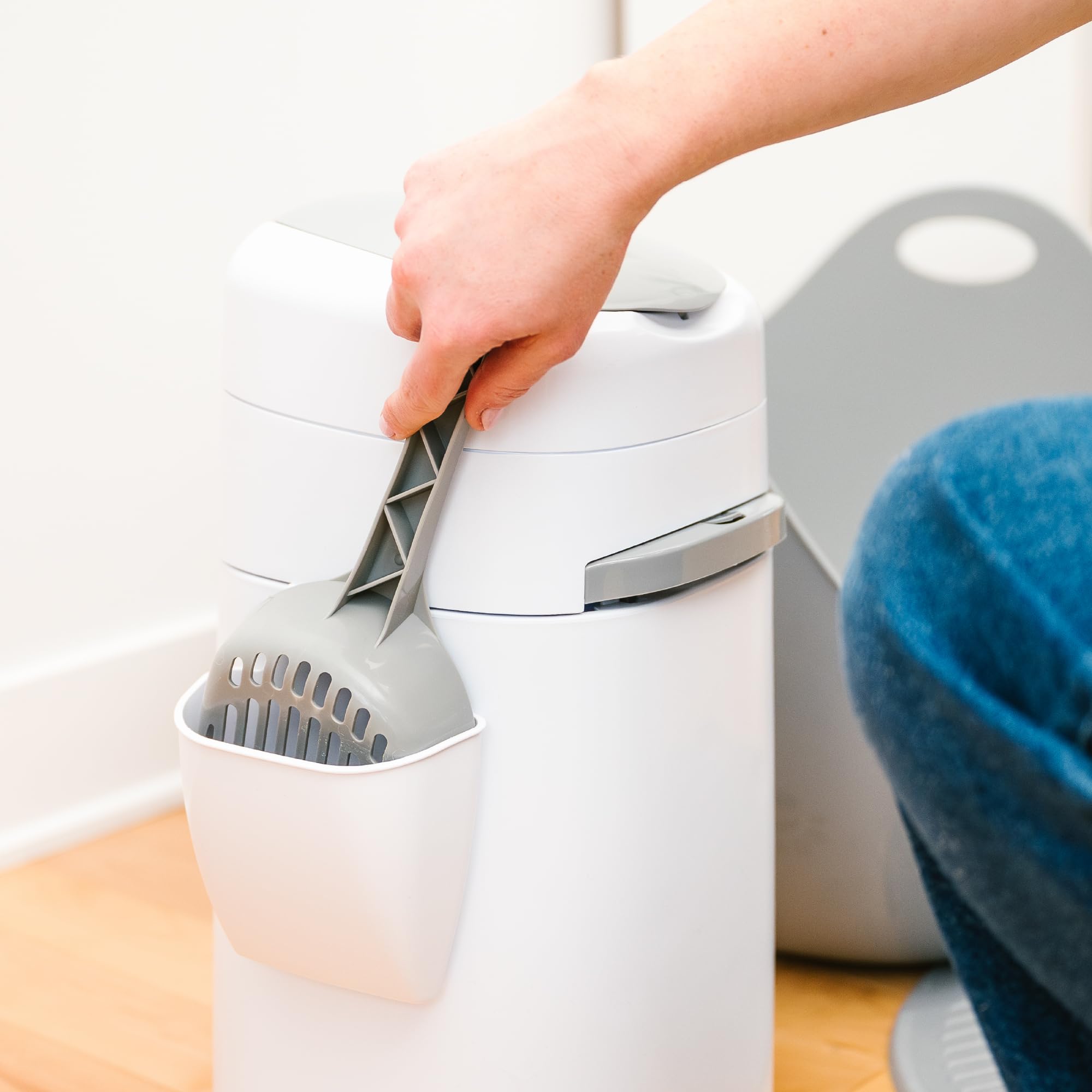 Litter Genie couvercle en action pour fermer et retenir odeurs