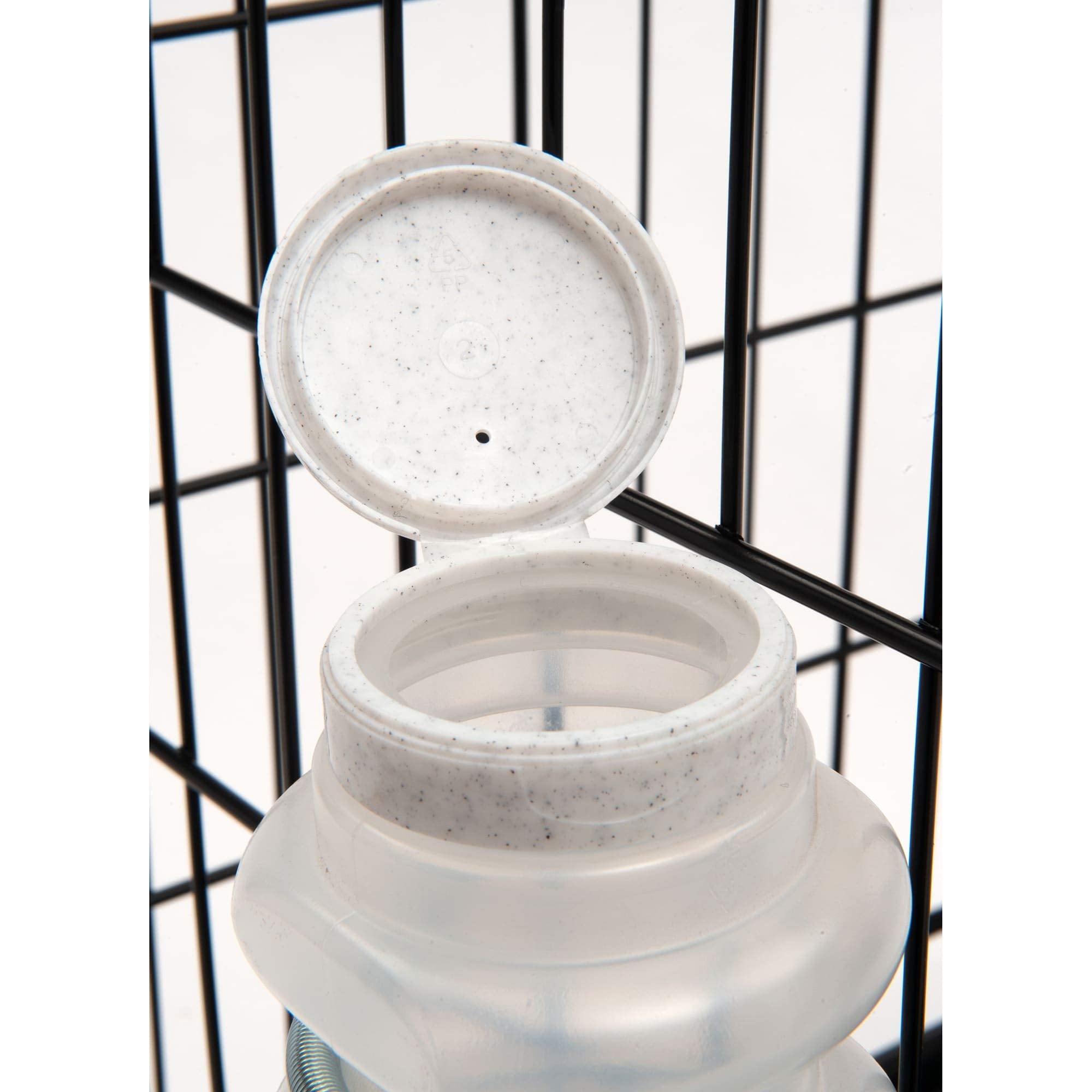 Lixit bouteille fixée sur grille offrant montage stable et adaptable