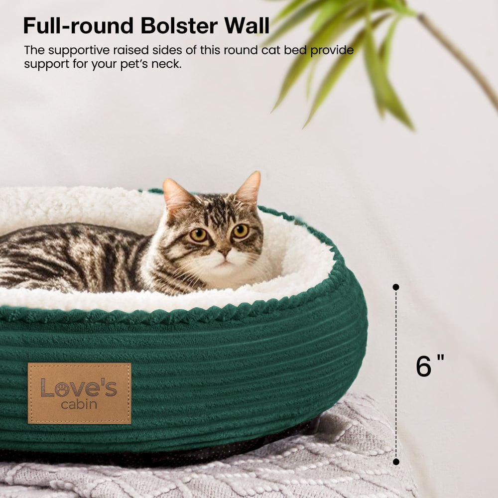 Love's cabin chat blotti dans le lit illustrant apaisement et nid
