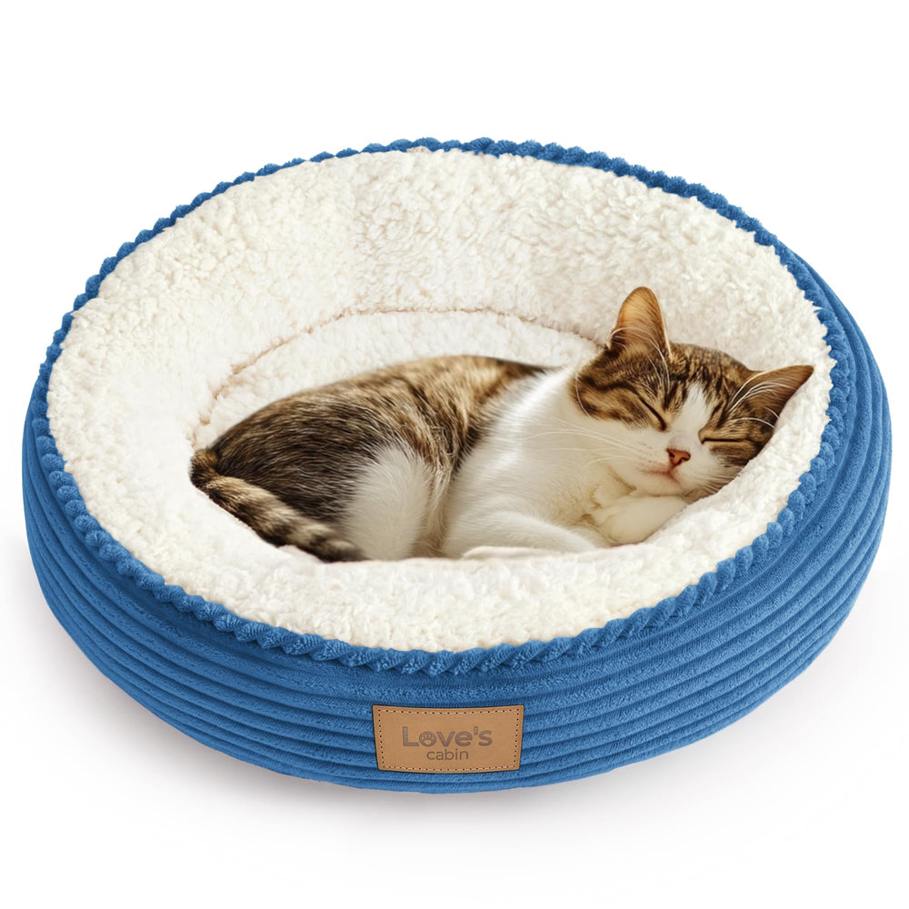 Love's cabin lit rond bleu royal montrant confort et style