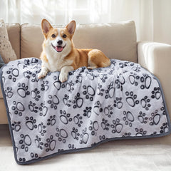 Luciphia couverture face avant avec motif pattes, douceur visible et décor
