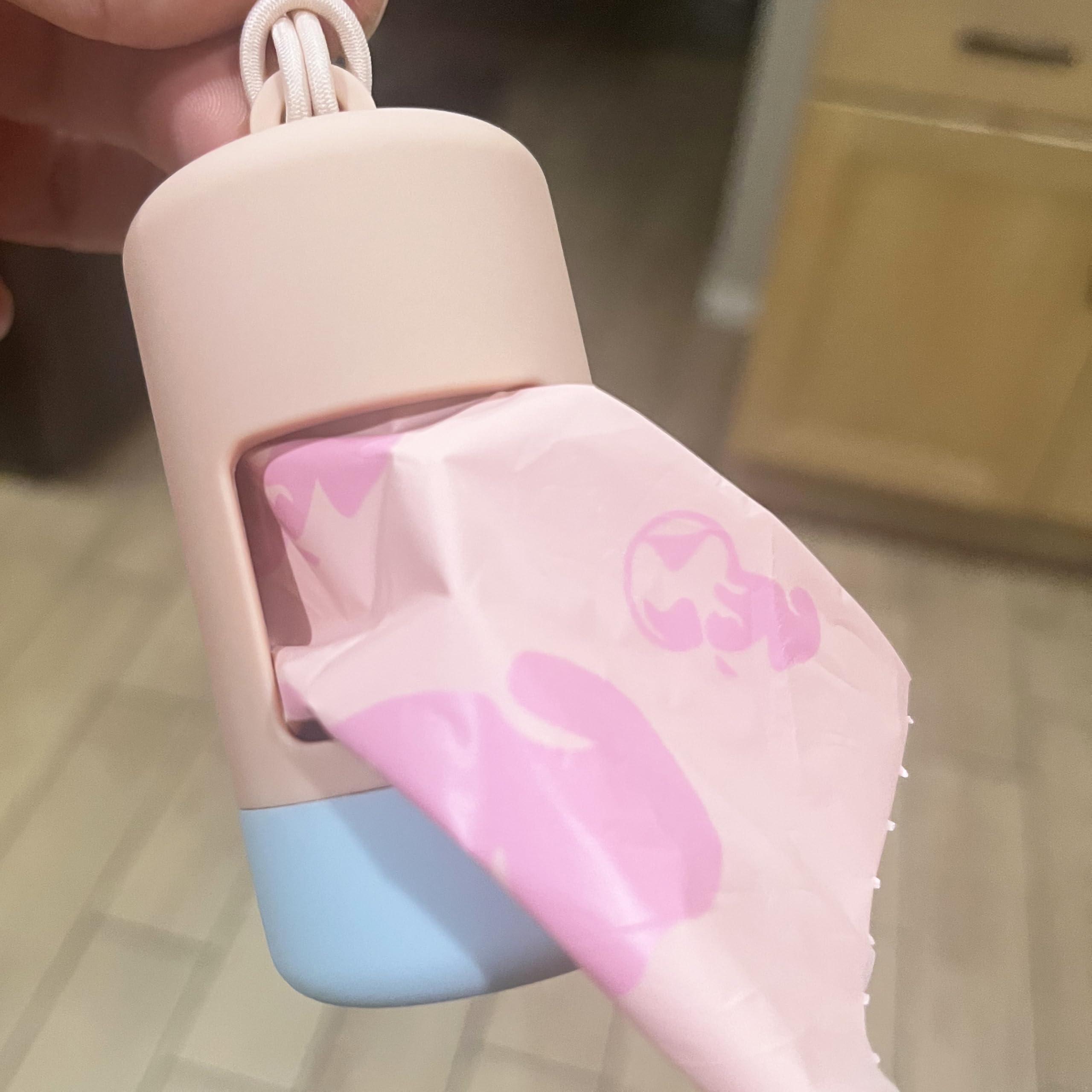 LuxurYou distributeur fixé sur laisse pendant la promenade bénéfice praticité