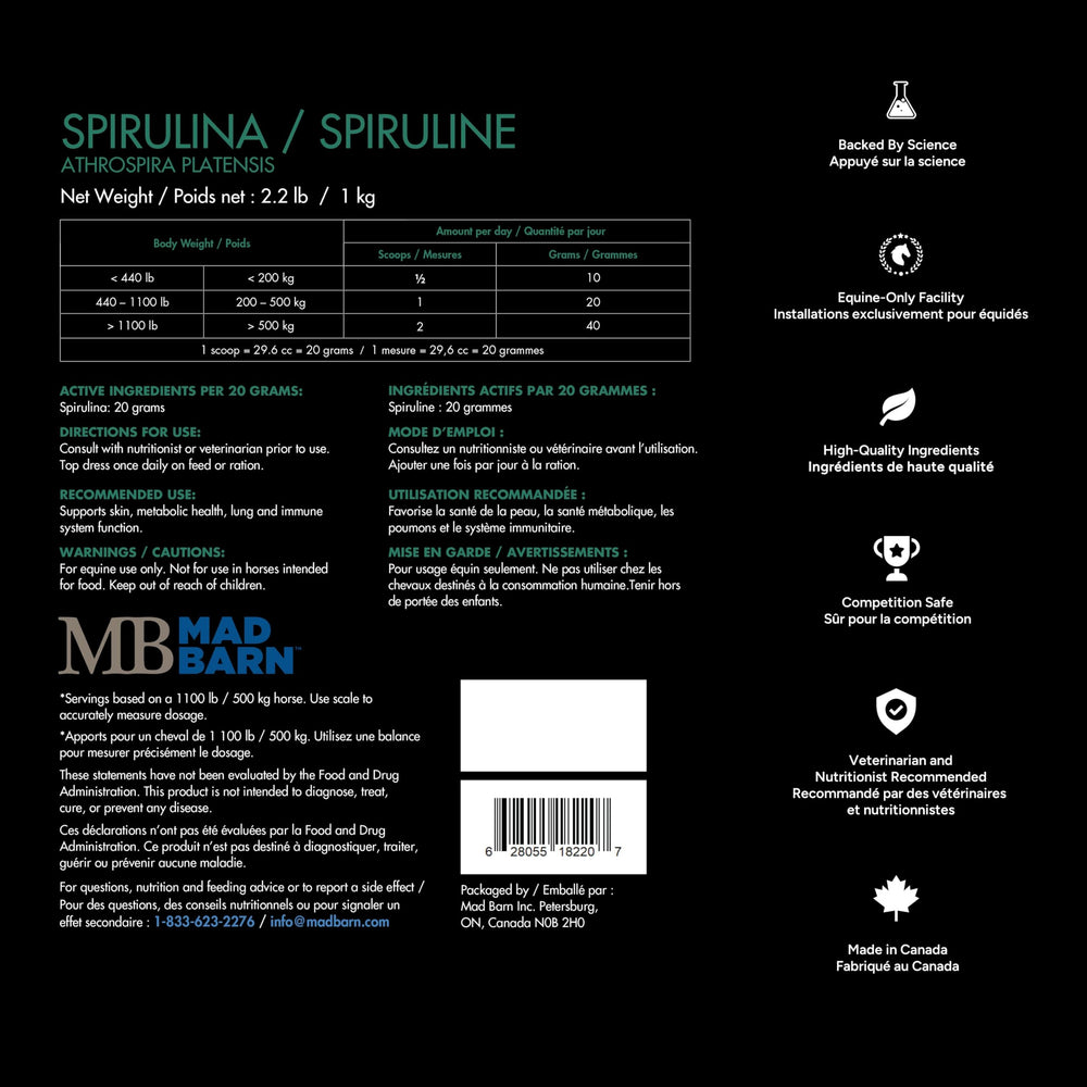 Mad Barn spirulina dans un box avec cheval sain pour illustrer l'usage quotidien et le bien-être
