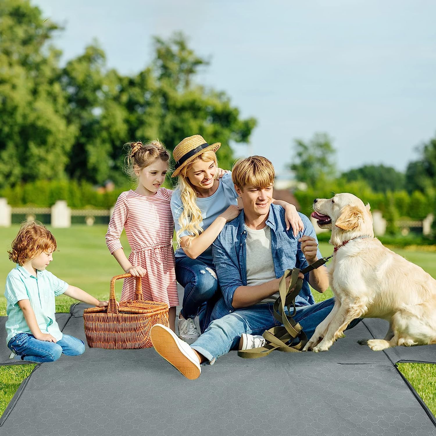 Mancro housse dépliée utilisée comme tapis de pique-nique multifonctionnel