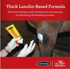 Manna Pro Corona Ointment en cours d’application sur une patte de cheval pour apaiser