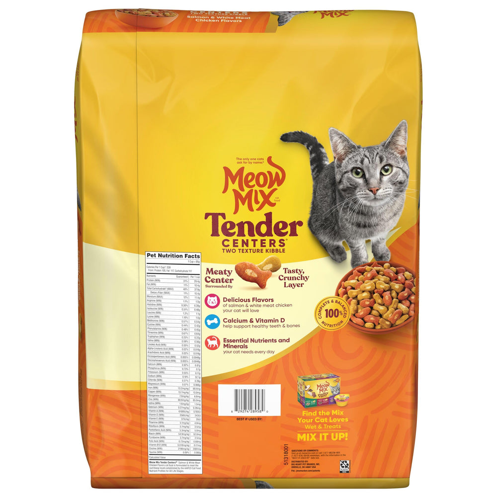 Scène de cuisine avec Meow Mix illustrant usage familial quotidien