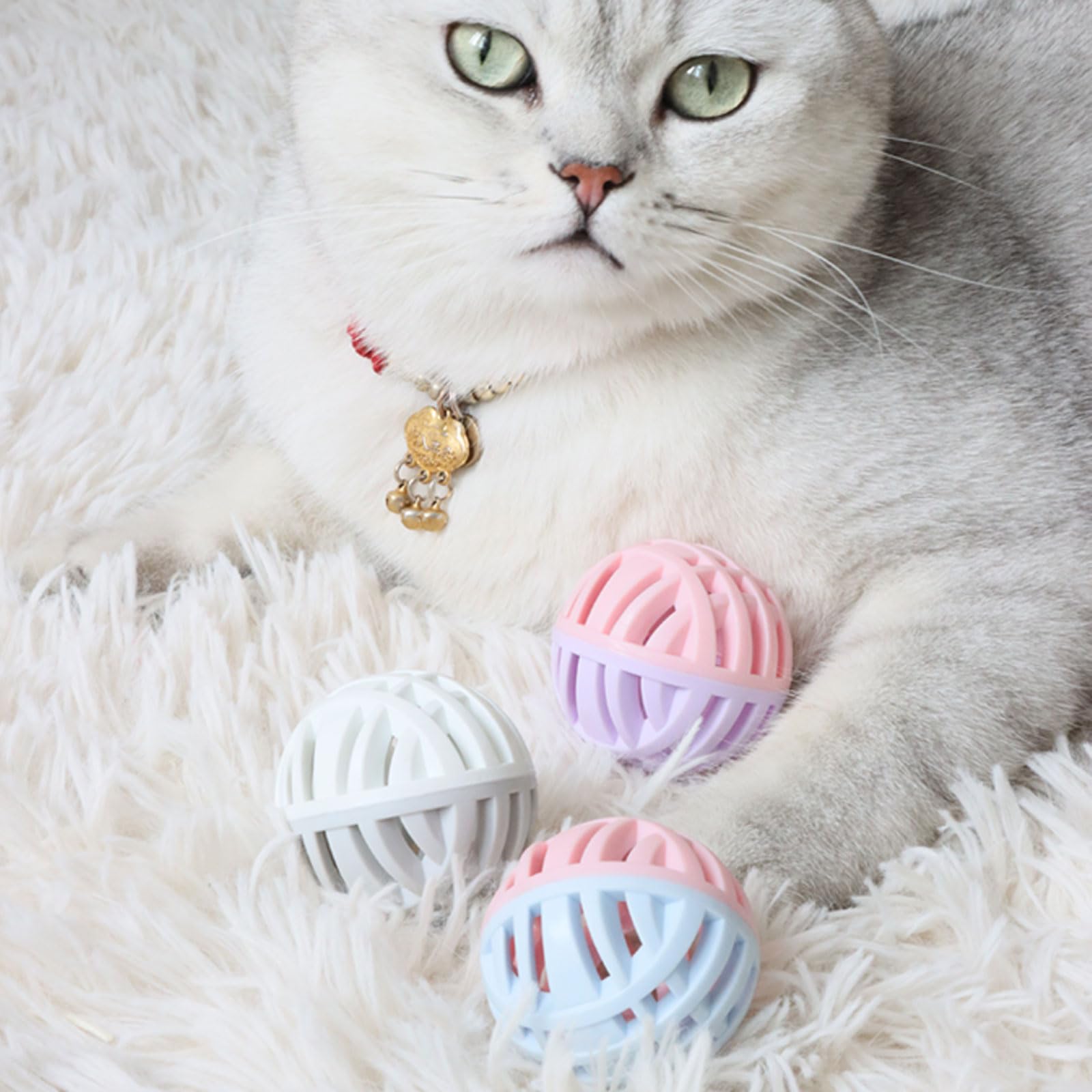 MeowAroma balle en action tandis que le chat la poursuit, favorisant exercice