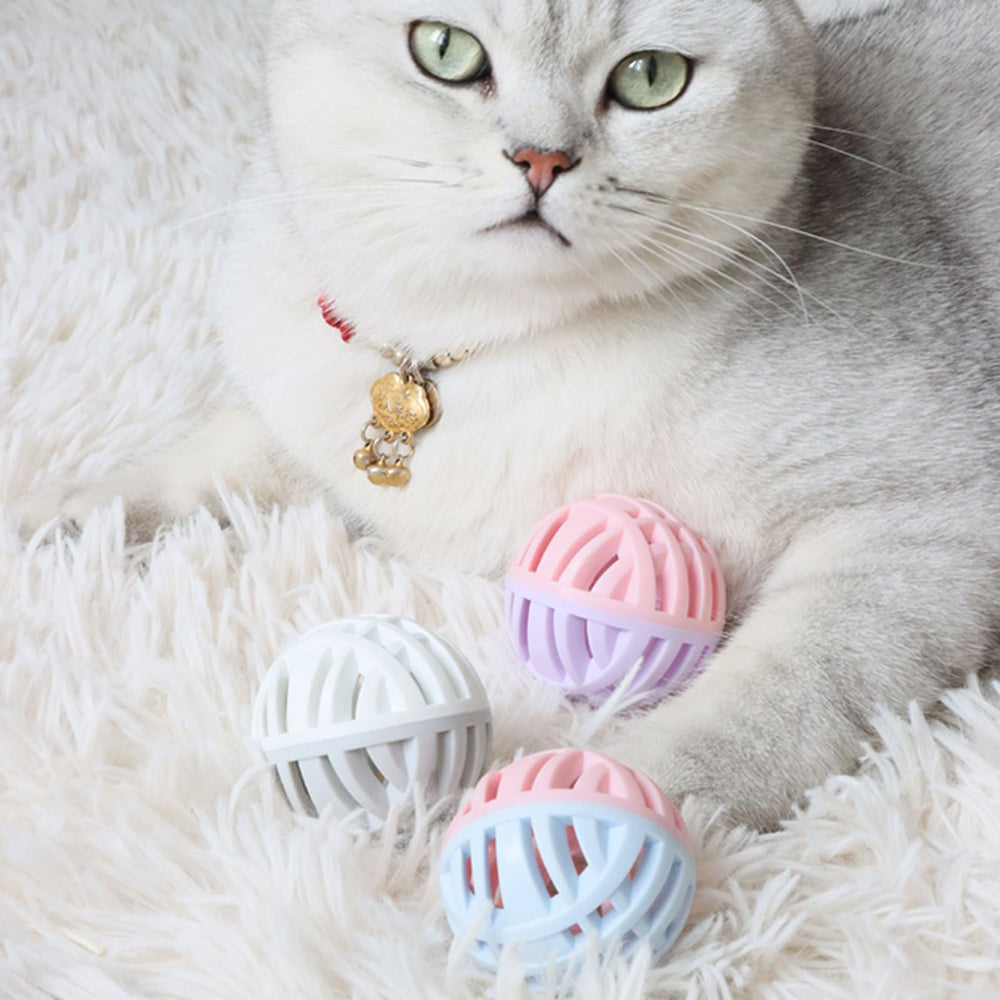 MeowAroma balle en action tandis que le chat la poursuit, favorisant exercice