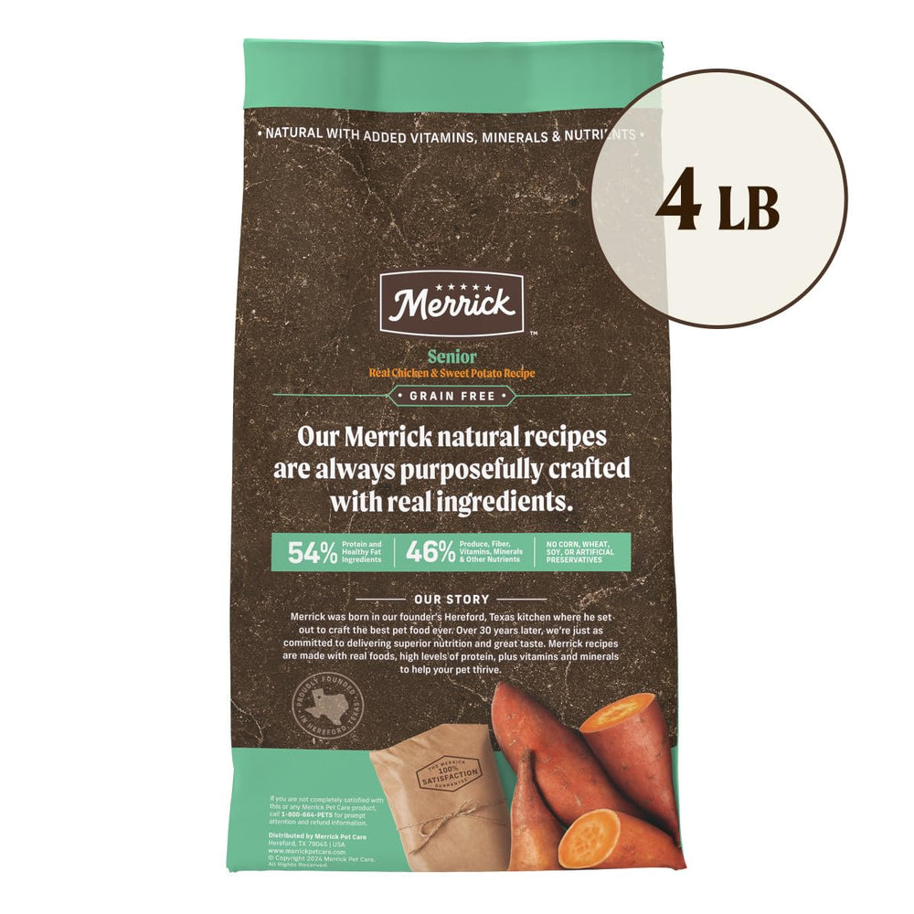 Merrick croquettes au sol avec pattes d’un chien senior, facilite consommation adaptée