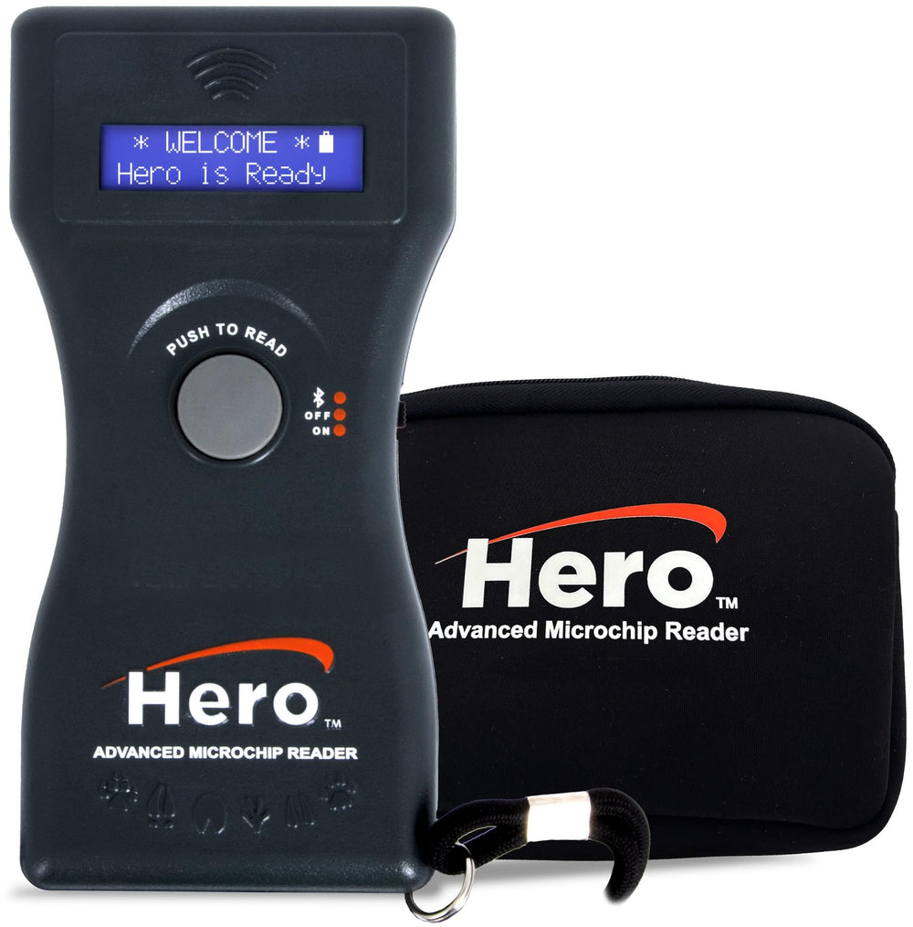 Microchip ID Hero posé à côté d’un carnet pour comparaison de taille pratique