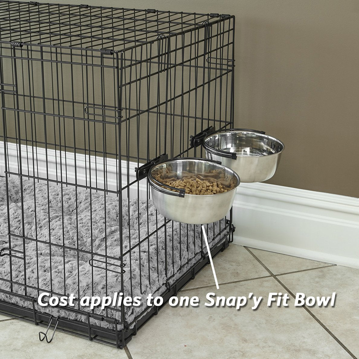 MidWest Snap'y Fit bol fixé dans une cage avec chat mangeant, repas ordonné