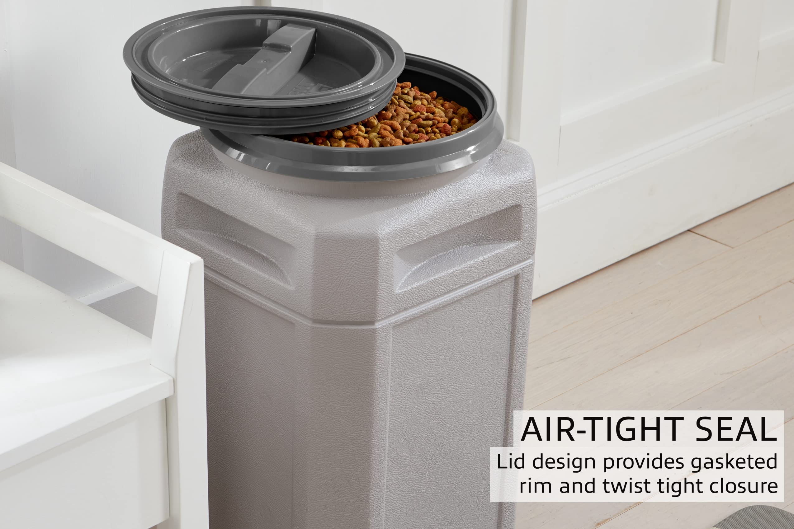 Mighty Tuff conteneur rempli de croquettes montrant capacité et organisation