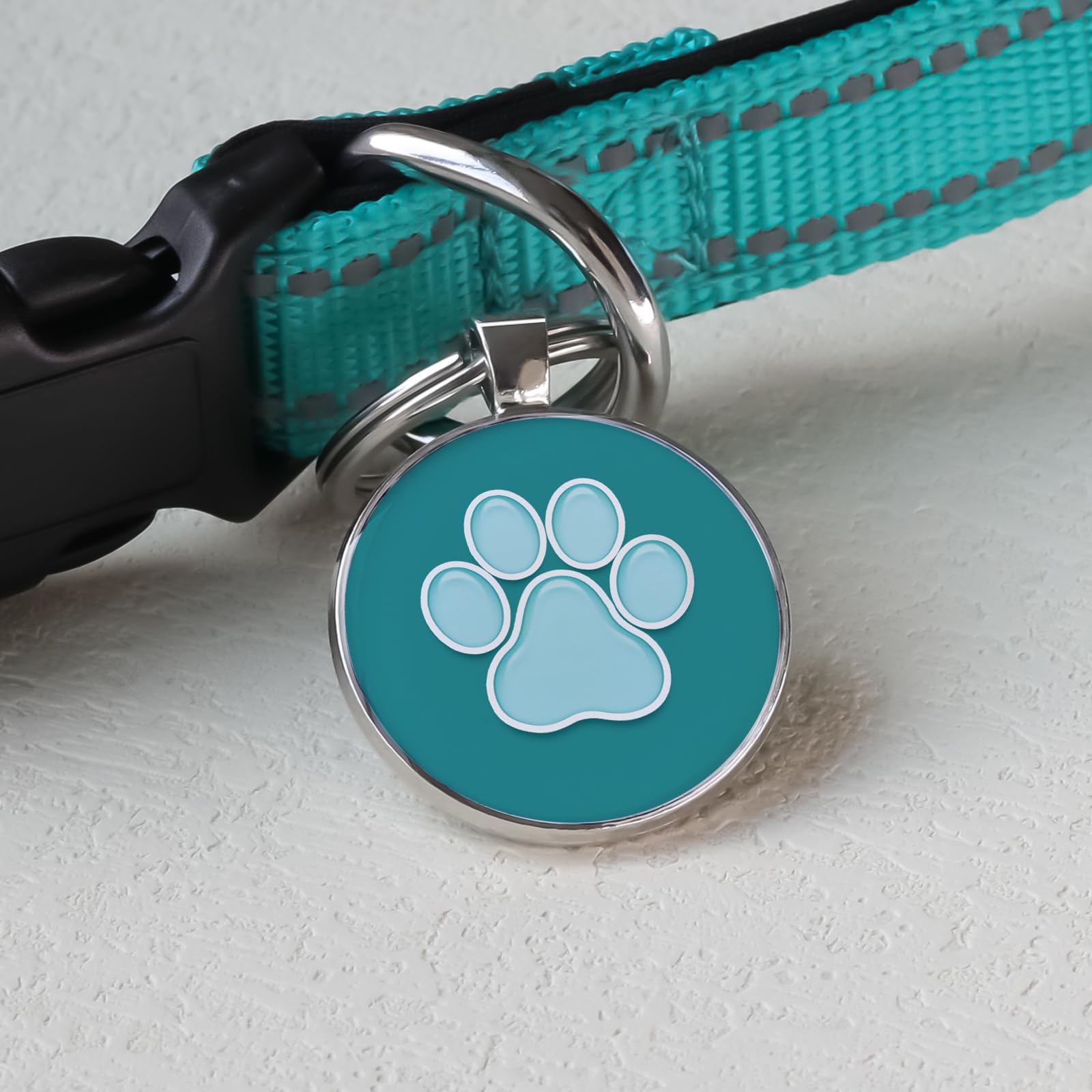 MYLUCKYTAG gros plan surface époxy lisse pour protection et durabilité
