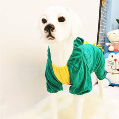 NACOCO chien portant le costume dinosaure lors d’une balade hivernale