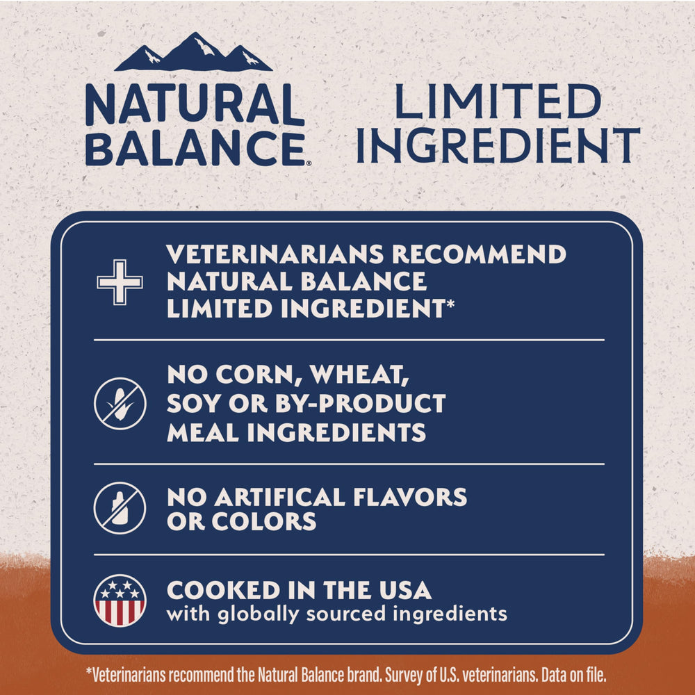 Natural Balance chien mange dans cuisine garantissant repas simple