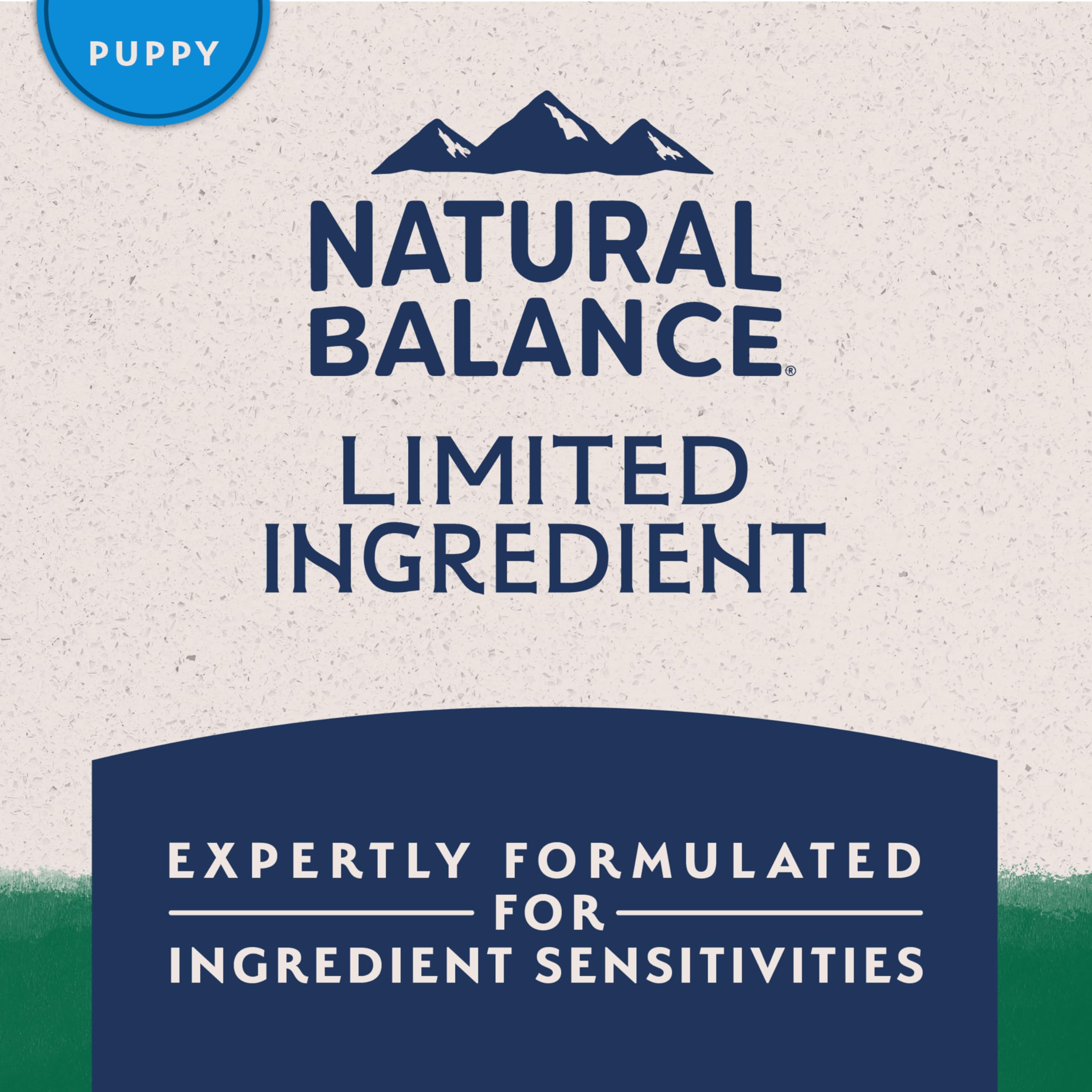 Natural Balance granule à côté d'une patte pour visualiser taille adaptée