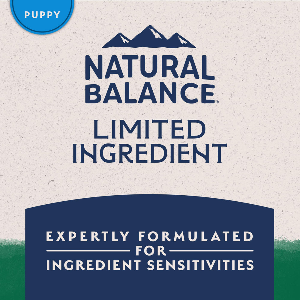 Natural Balance granule à côté d'une patte pour visualiser taille adaptée