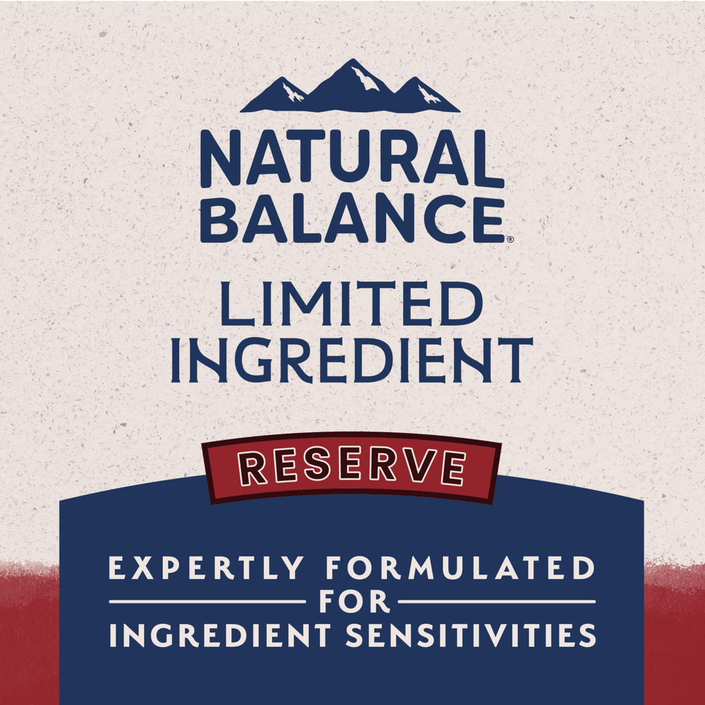 Natural Balance chien mangeant croquettes, soutien digestif visible