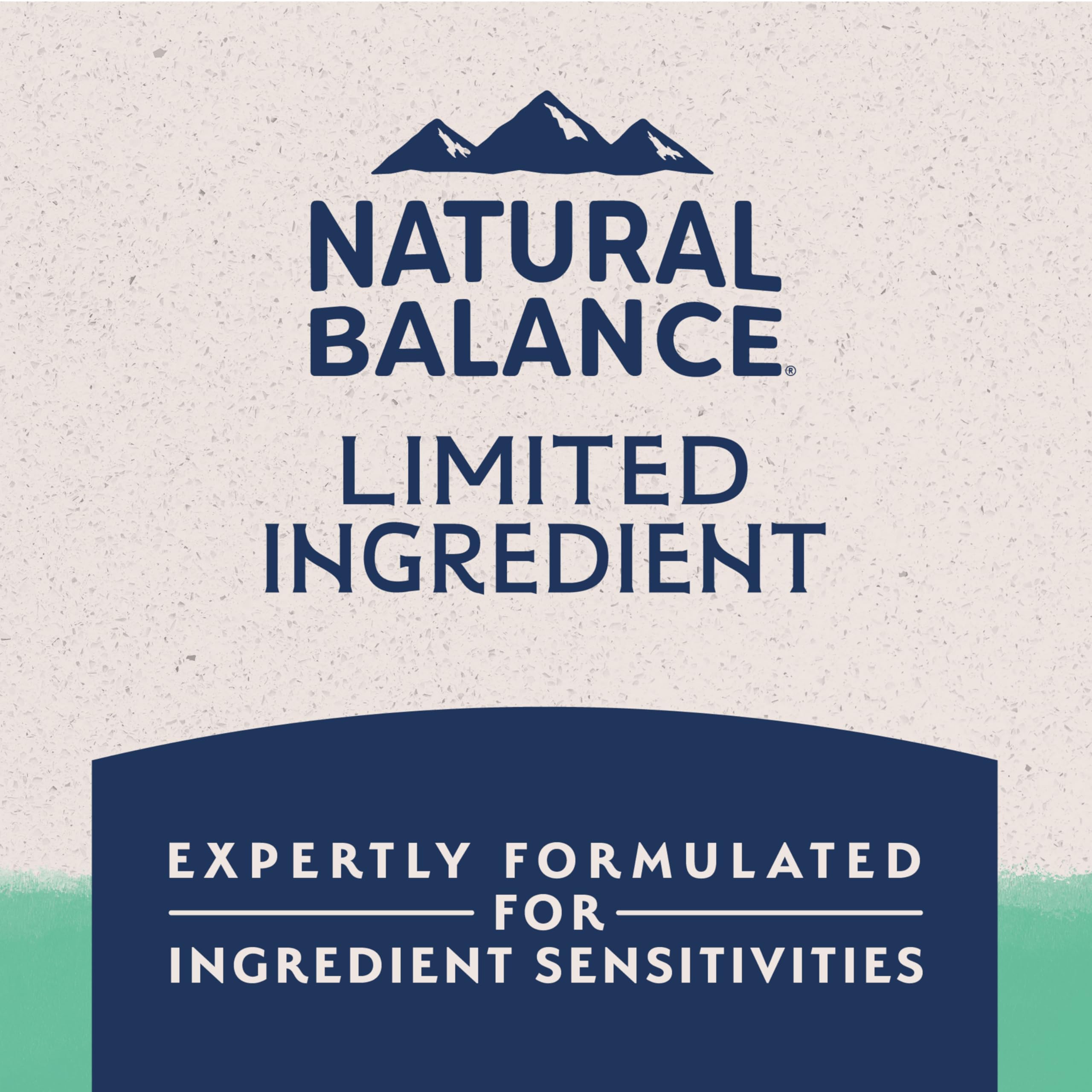 Natural Balance texture des croquettes dans une main pour contrôle qualité