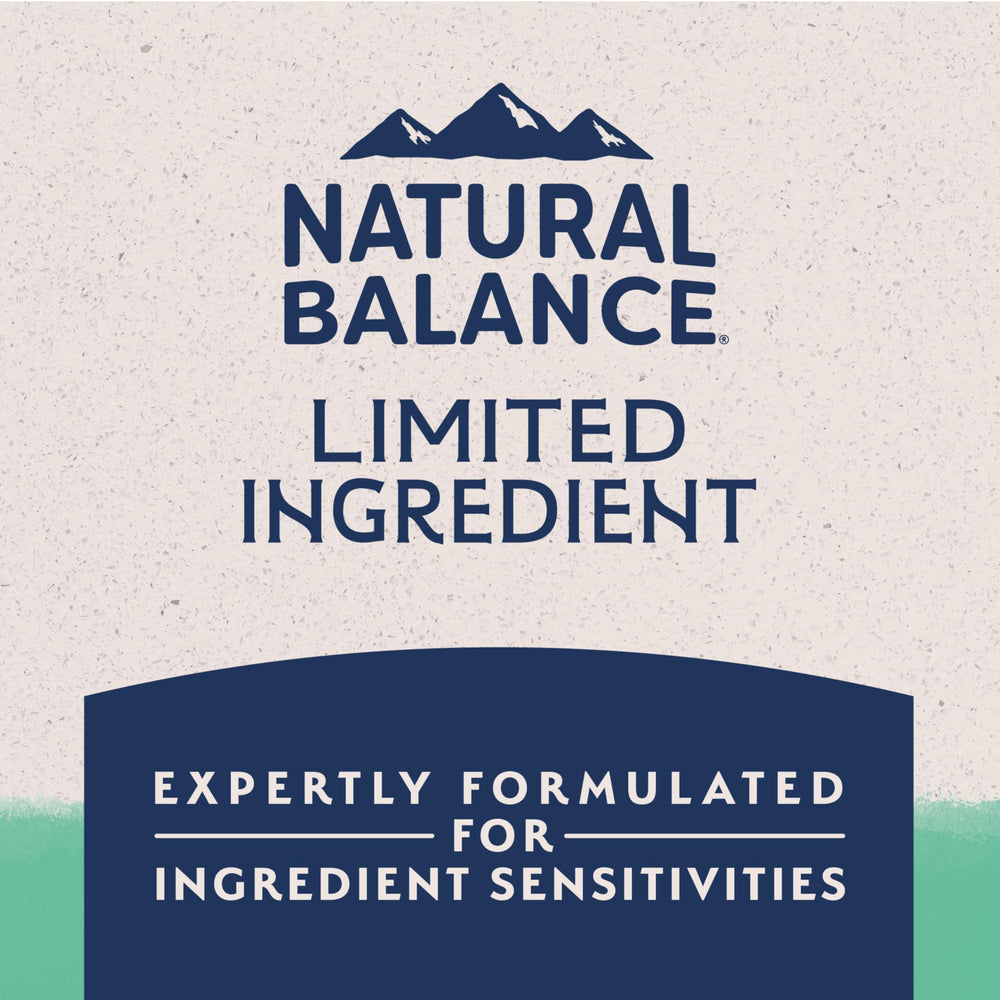 Natural Balance texture des croquettes dans une main pour contrôle qualité
