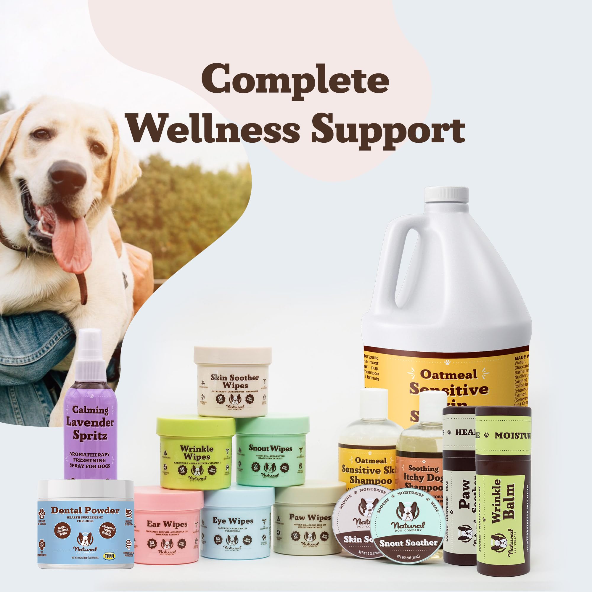 Natural Dog Company propriétaire câlinant un chiot après usage pour haleine fraîche