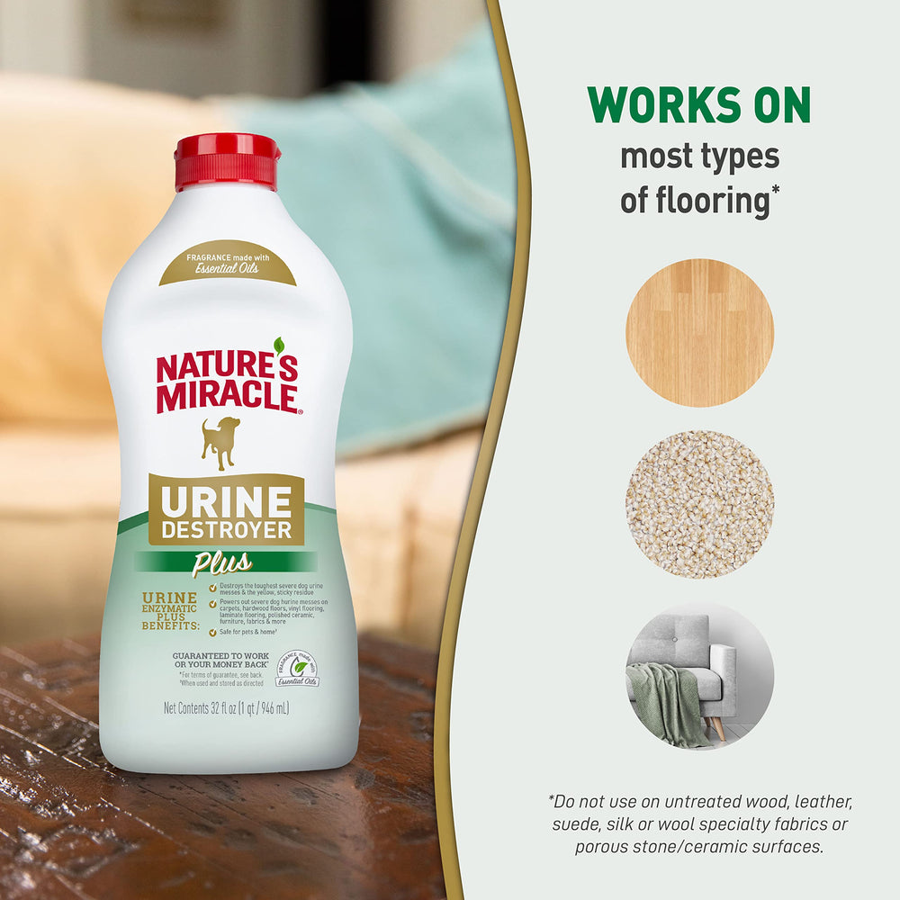 Bouteille Nature's Miracle tenue en main pour montrer l'échelle pratique
