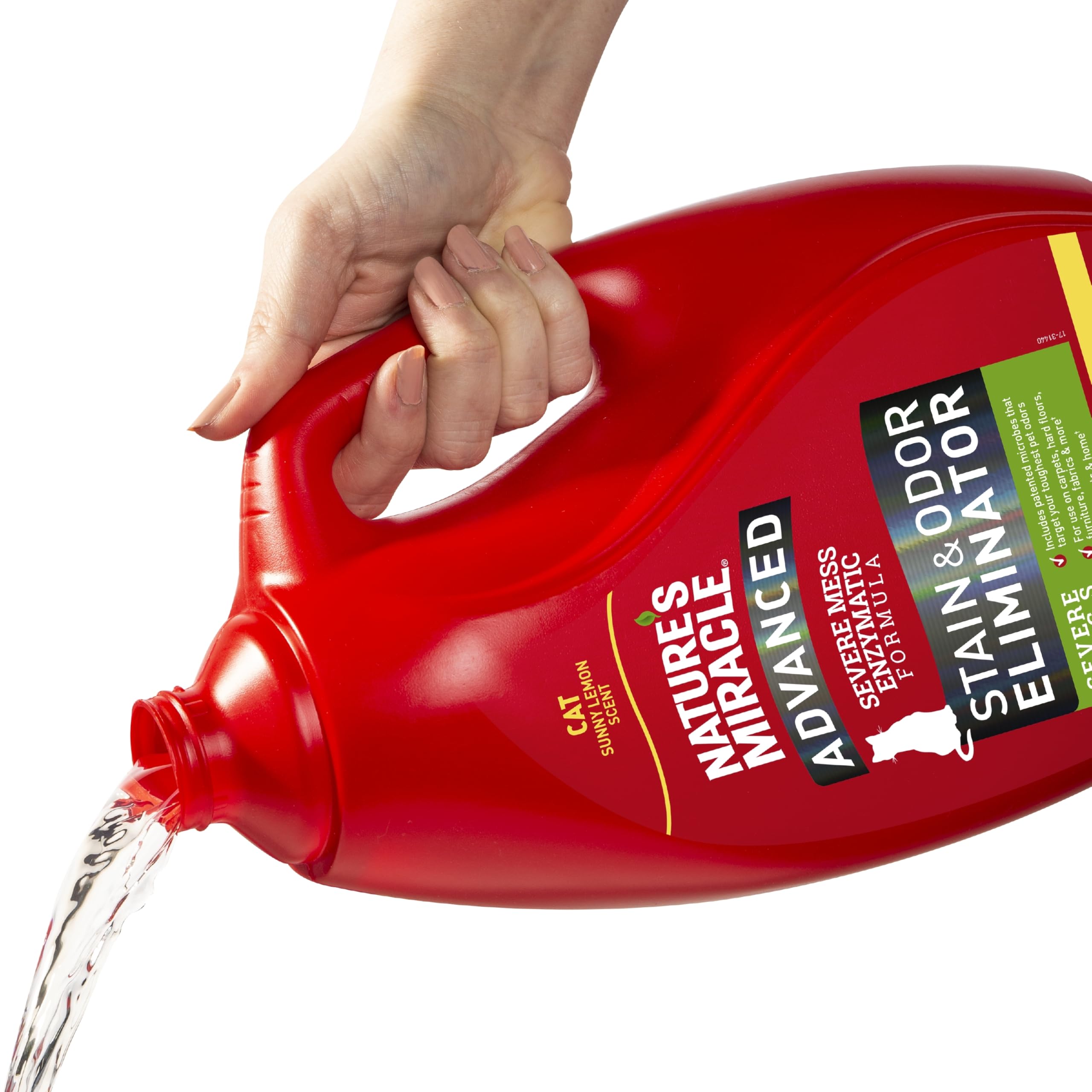 Nature's Miracle gros plan du liquide montrant texture enzymatique active, efficacité visible