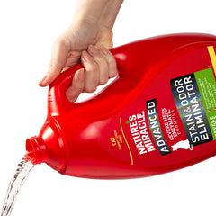 Nature's Miracle gros plan du liquide montrant texture enzymatique active, efficacité visible