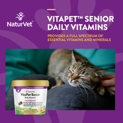 NaturVet bouchée VitaPet Senior tenue en main pour administration facile