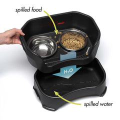 Neater Pet Brands chien de grande taille mangeant confortablement sur la station