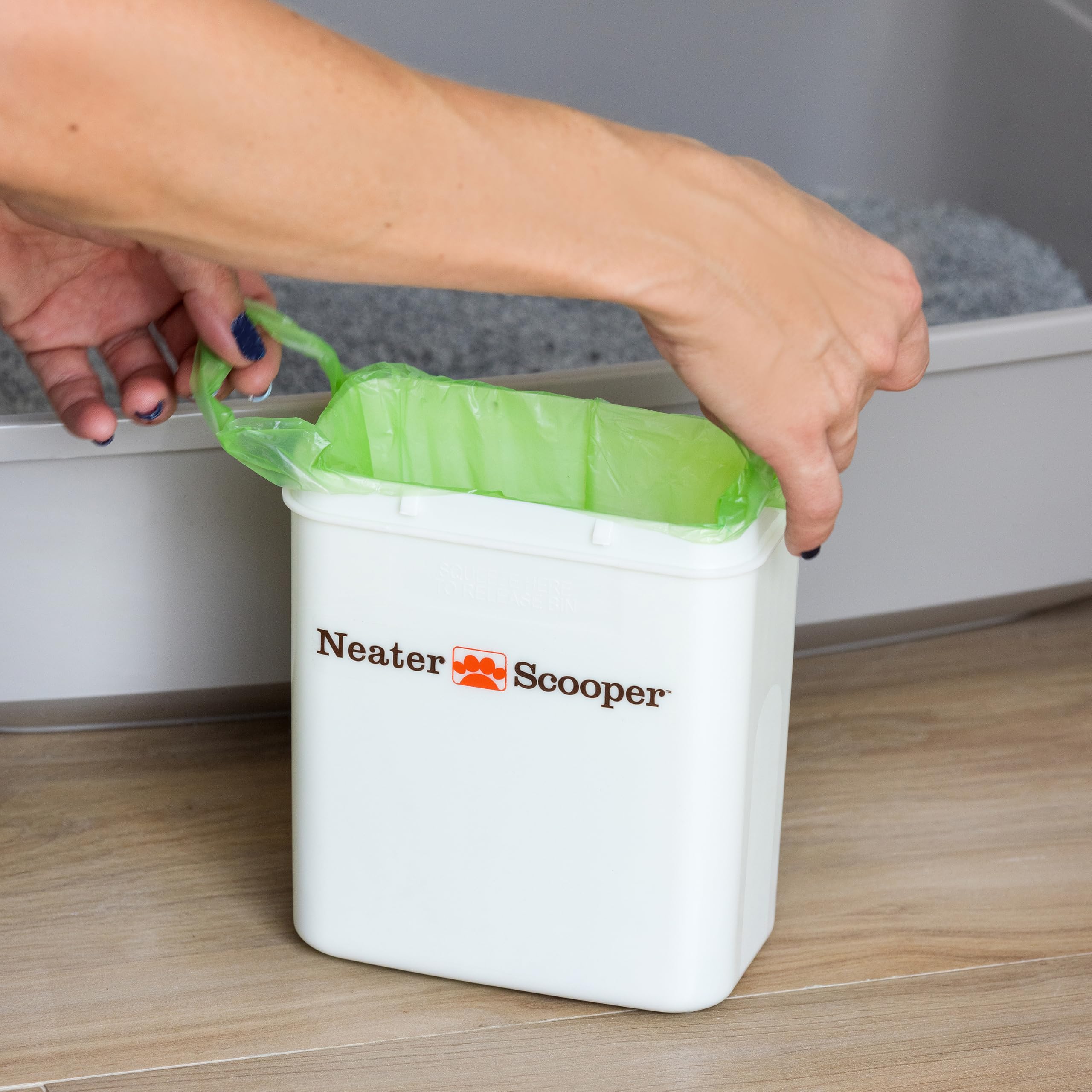 Neater Pet Brands distributeur de sacs vert délivrant un sac unique pour prise facile et hygiène