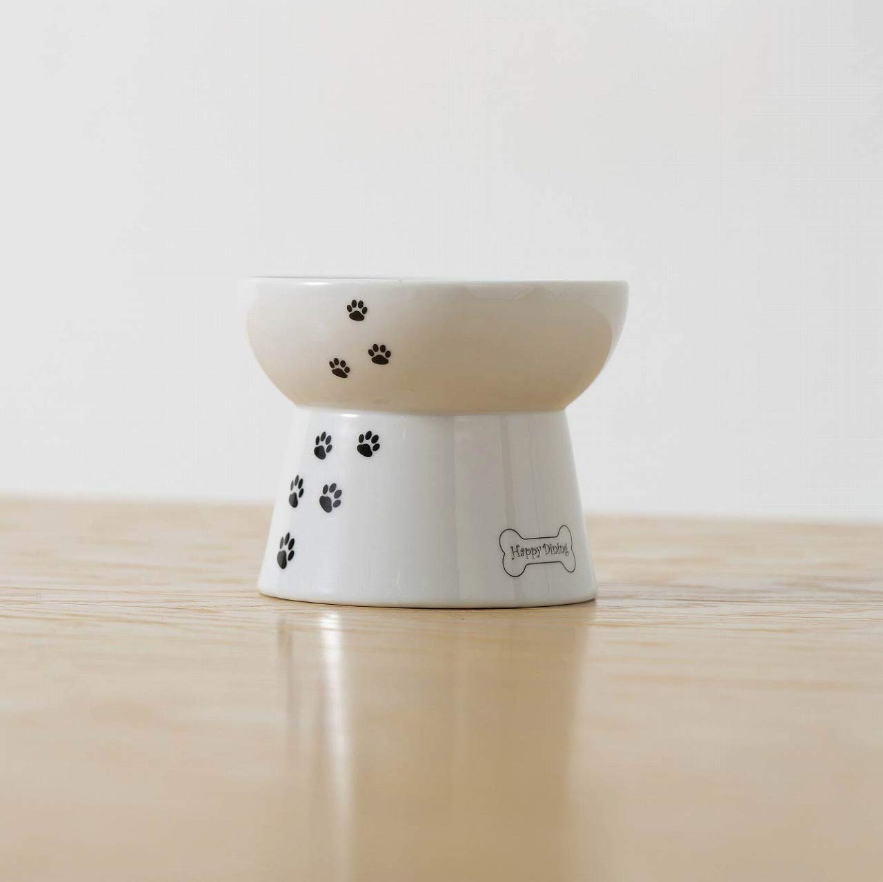 猫壱 petit chien mangeant confortablement grâce à la hauteur