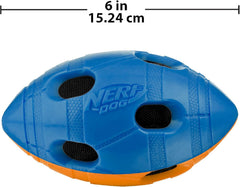 Nerf ballon à l’échelle près d’une main, illustre taille 6 pouces pratique