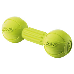 Nerf Dog haltère à l'échelle comparé à une main pour dimension claire