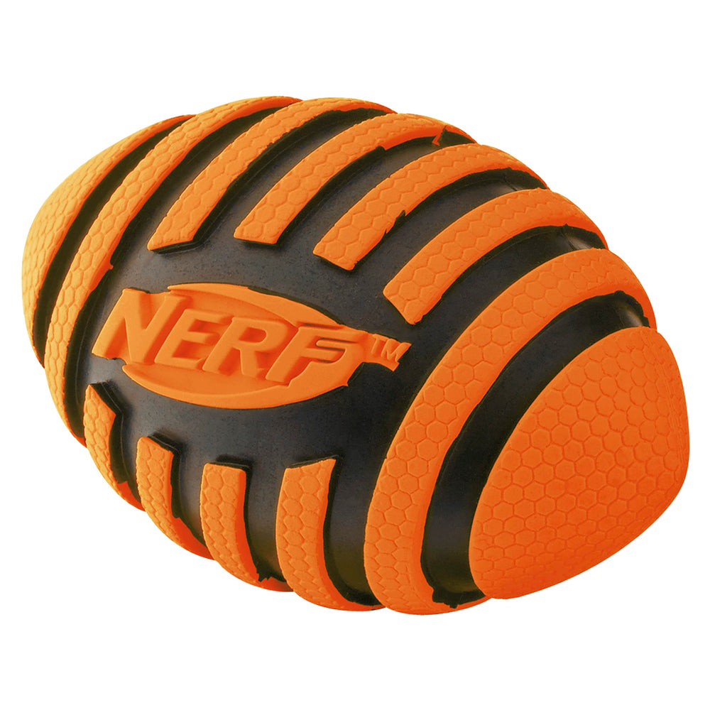 Chien attrapant le Nerf Dog football sur l'herbe, stimule l'activité physique