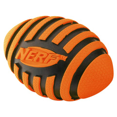 Chien attrapant le Nerf Dog football sur l'herbe, stimule l'activité physique