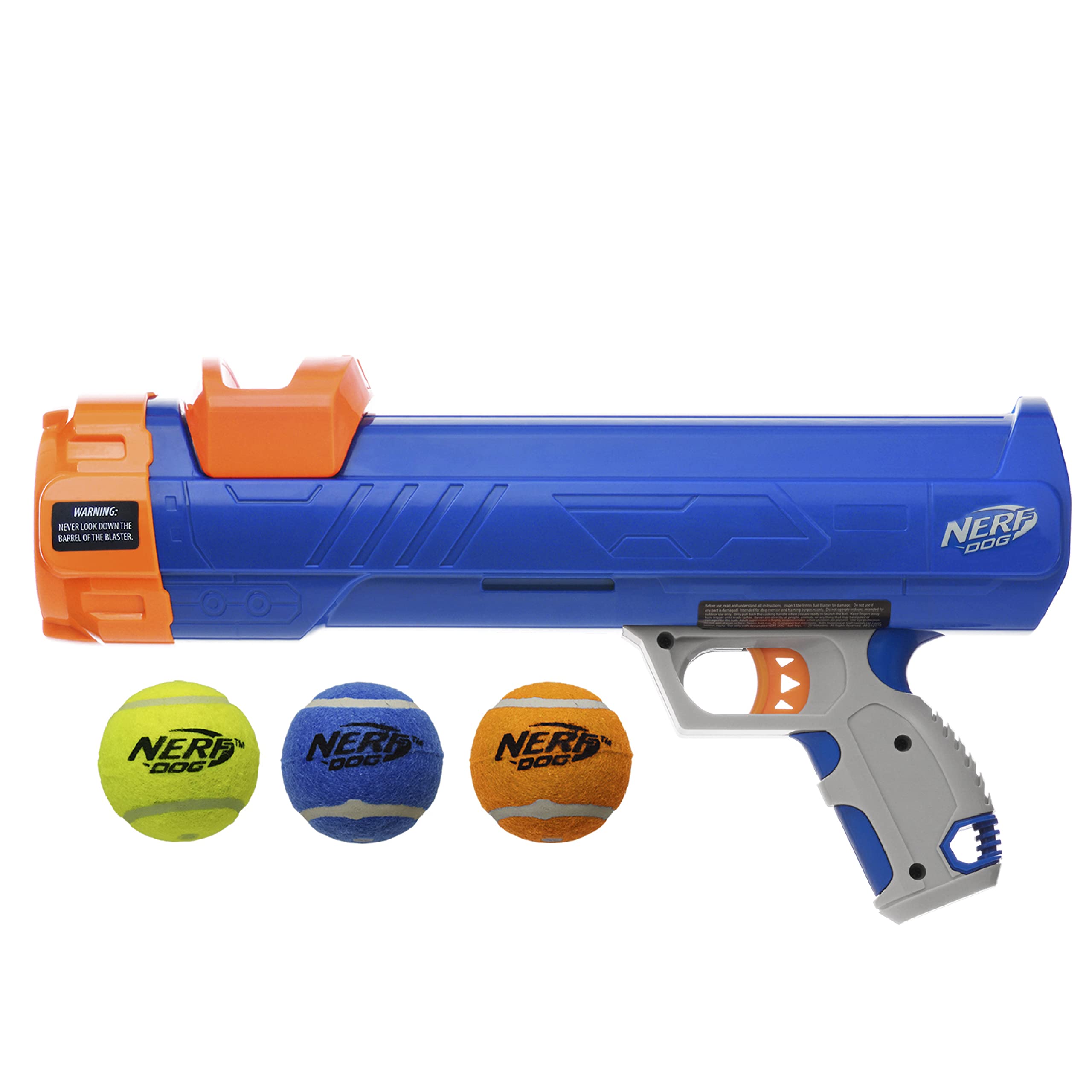 Nerf Dog lanceur en action au parc propulsant balle loin pour exercice actif