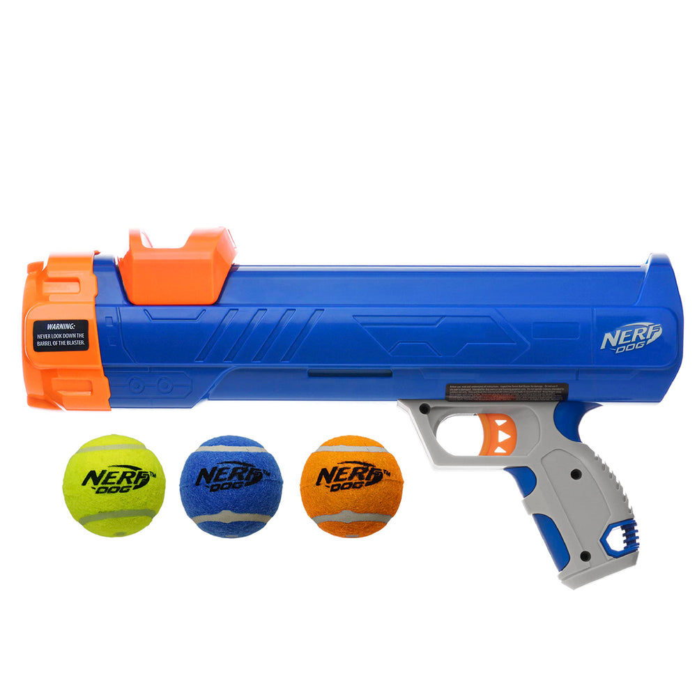 Nerf Dog lanceur en action au parc propulsant balle loin pour exercice actif