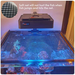 NestBasics filet posé sur un aquarium en usage, empêche les sauts de poissons