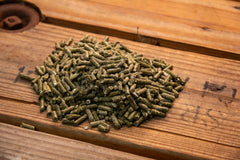 New Country Organics gros plan sur granulés montrant texture riche en fibres