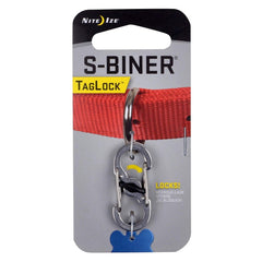Nite Ize S-Biner vue avant sur collier, maintien sécurisé des plaques
