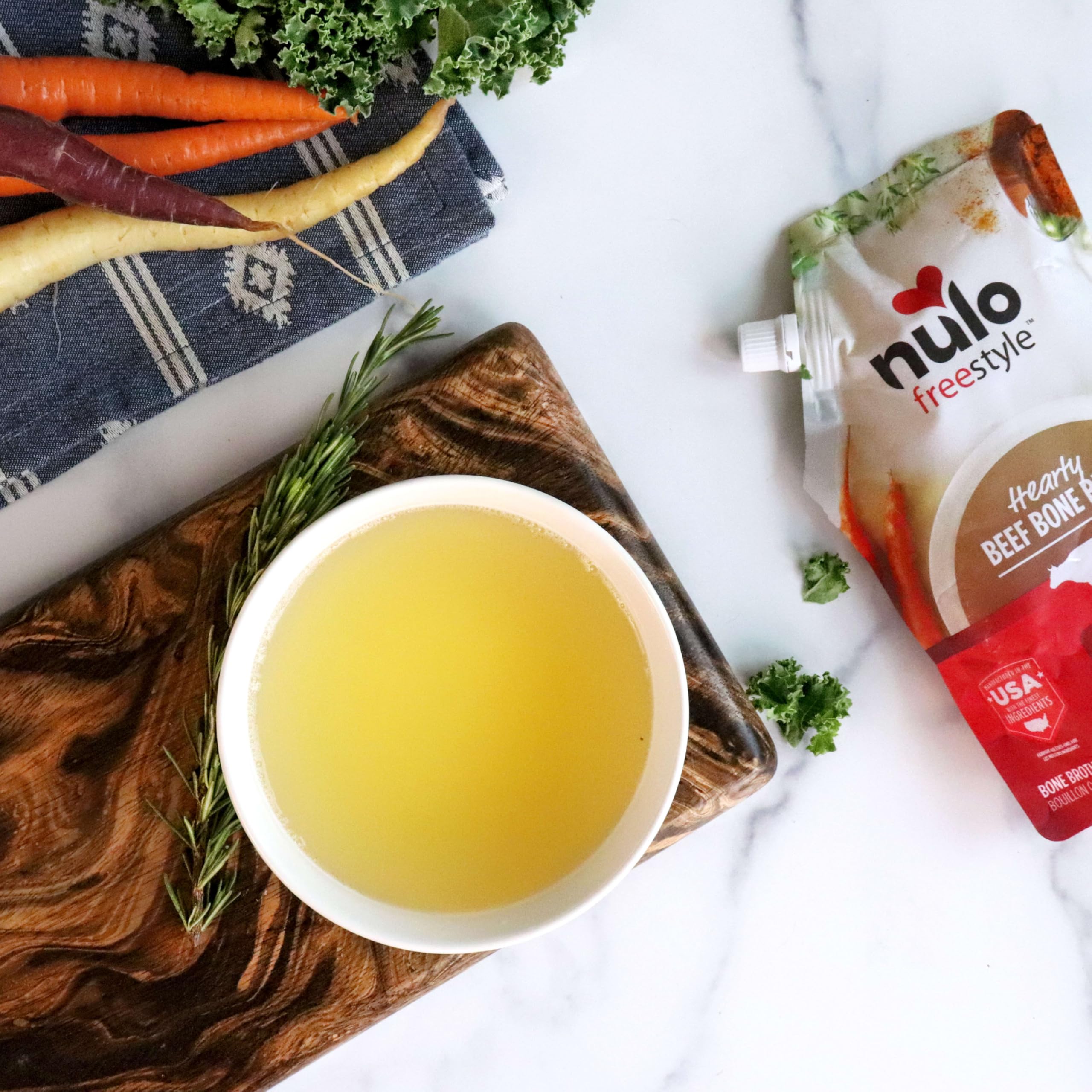 Nulo bouillon dans coupelle appétissante prêt à être mélangé avec la nourriture