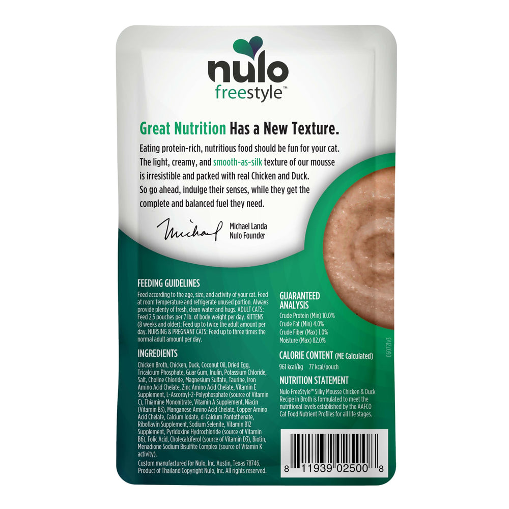 Nulo scène lifestyle sur table suggérant repas partagé et hydratation