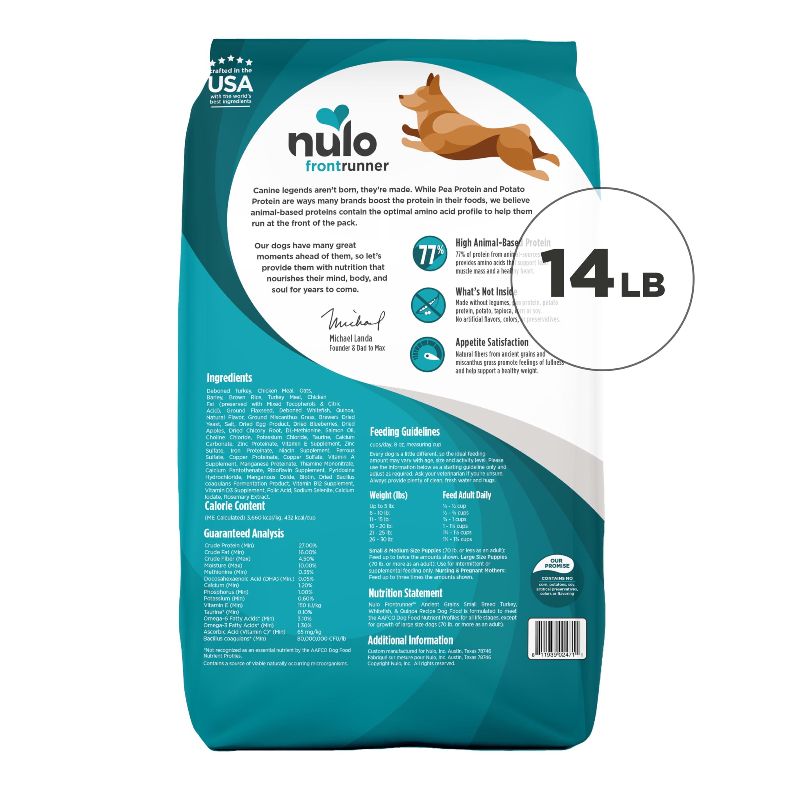Nulo chien heureux en parc illustrant énergie et pelage sain