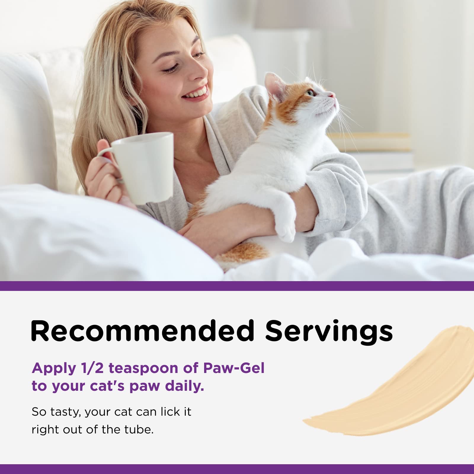 Nutri-Vet chat léchant Uri-Ease Paw Gel démontrant acceptation du goût